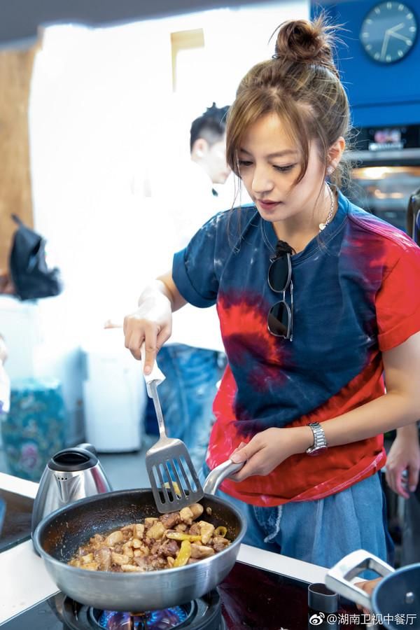 《中餐厅2》开播比起最早国民CP重聚，我更好奇赵薇舒淇在厨房足