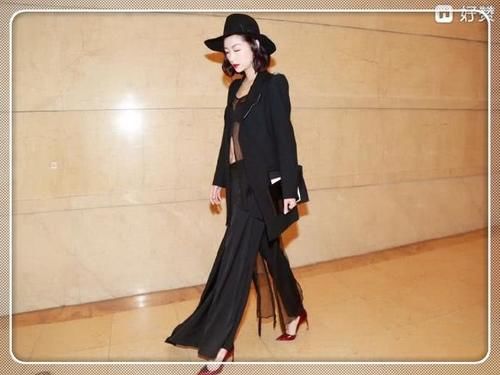 温雅还真是胆大,西装内只穿了件薄纱,网友:跟没穿有什么区别?