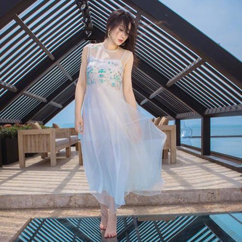 热巴穿着一身魅力的连衣裙亮相现场，却火了凉鞋，网友一致要同款