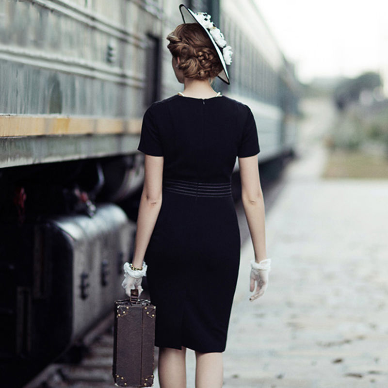 越来越多女人不穿传统连衣裙，今秋流行“名媛风”，高雅时尚美嫩