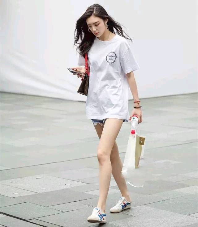 街拍 闺蜜时尚清凉风的穿搭参考，一道清凉盛夏的靓丽风景