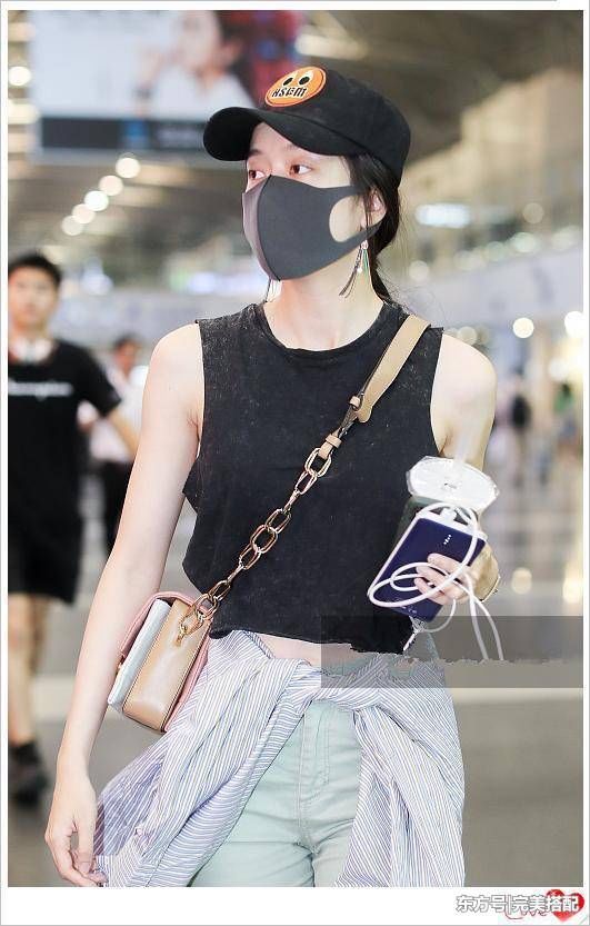 看了张雪迎的小背心,再看看林志玲,才知道少女和熟女差距有多大