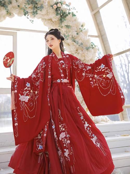 婚礼可以简约,但婚服一定要会穿,这些花嫁款汉