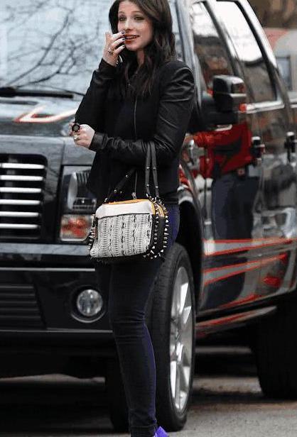 女人喜欢穿这3种“高跟鞋”逛街，难怪你人不胖，小腿却很粗！