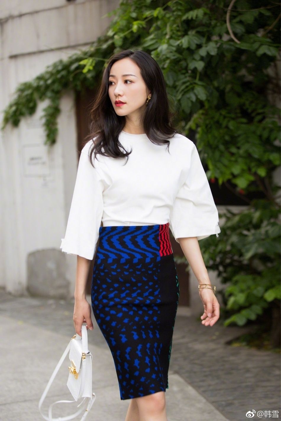 韩雪最新时尚写真大片，黑色尖头高跟鞋搭配齐膝长裙展现小腿线条