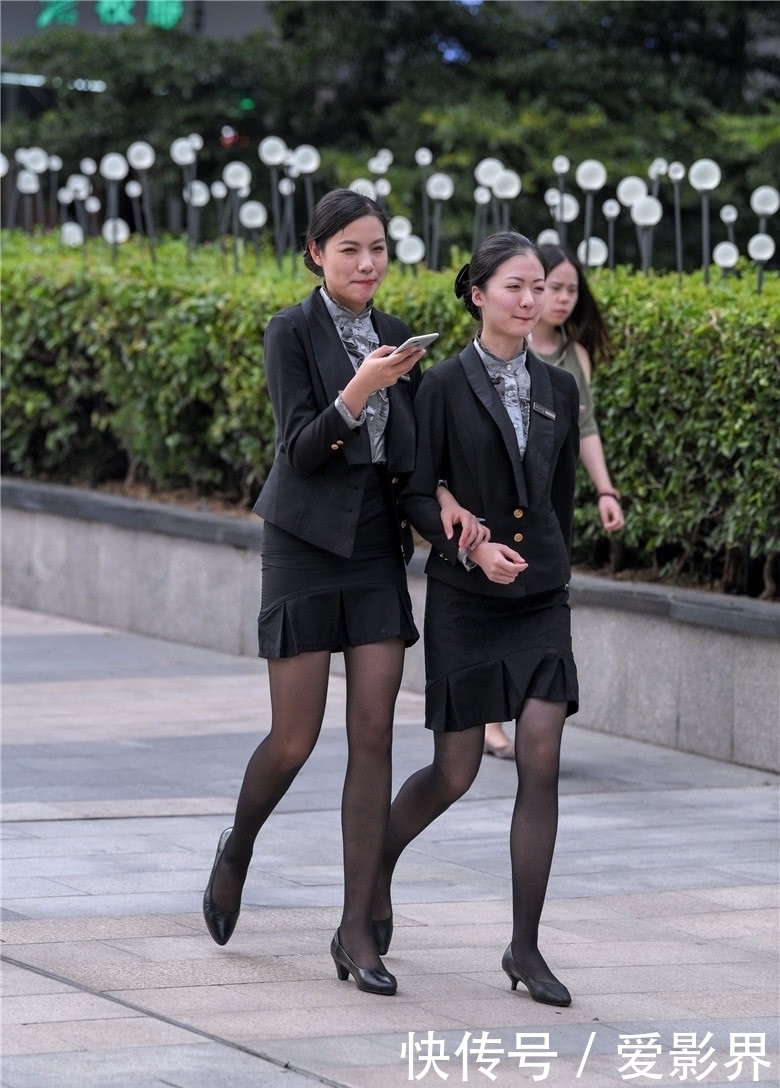 小姐姐|路人街拍:穿着职业装的2个小姐姐,长得高就是有优势啊!