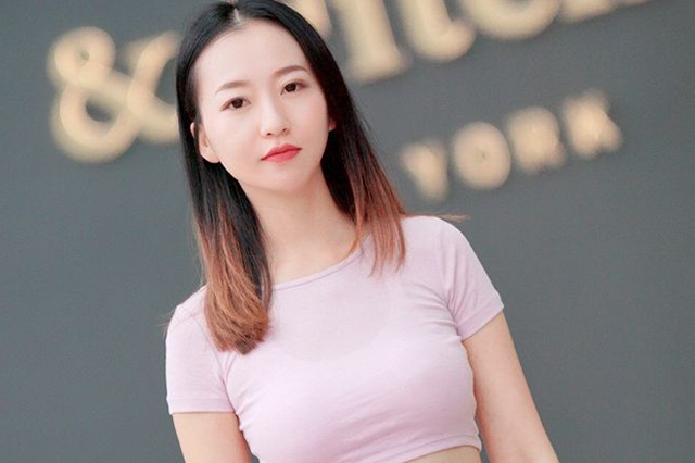 街拍：紧身裤美女展现青春动感的运动装扮