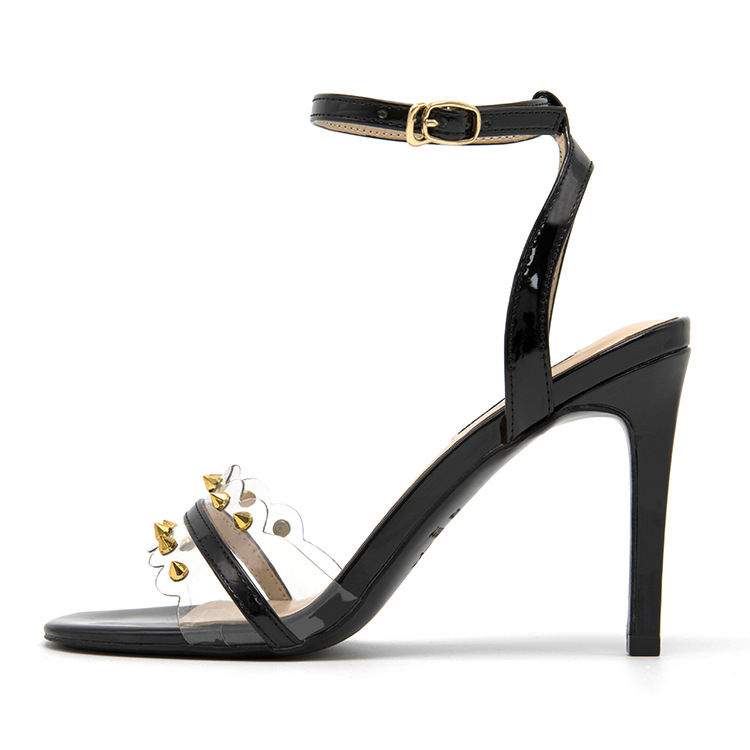 上脚清爽透气的高跟凉鞋，真的很是有时尚女神韵味哦，十足的漂亮