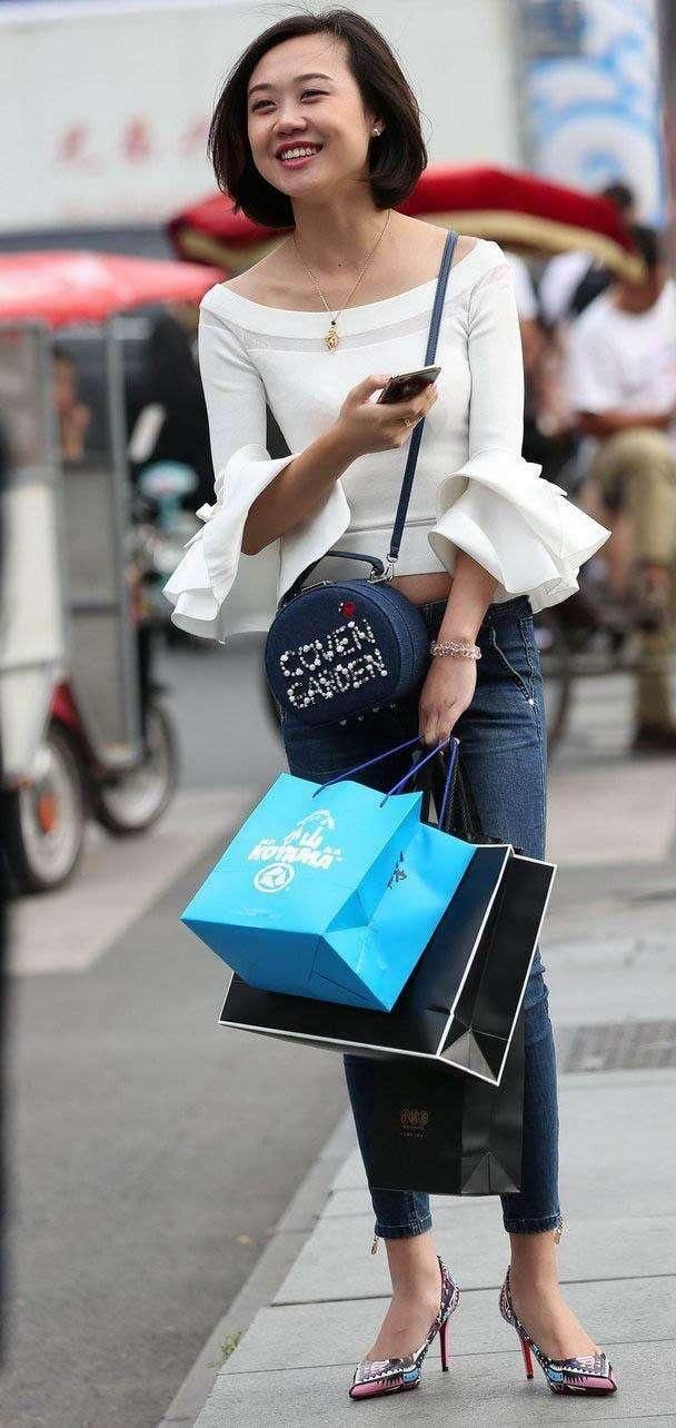 街拍: 紧身牛仔裤露肩夏装, 气质十足!