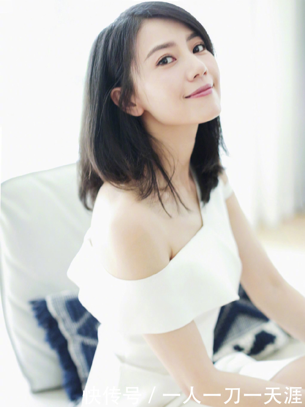 『辣妈』40岁高圆圆和24岁虞书欣,明明都是小白裙造型,辣妈不输美少女
