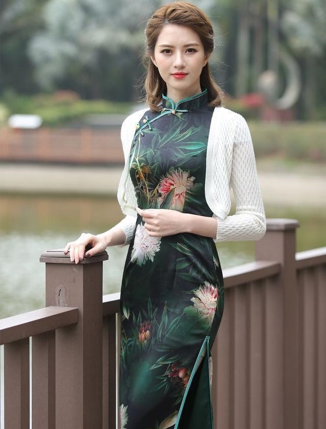  #选择#穿好旗袍并不难, 借鉴下面三点, 穿出旗袍的美