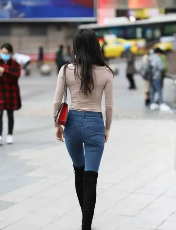  #聪明#不要总穿裙子，2020年流行牛仔裤，聪明的女人向来都这样穿！