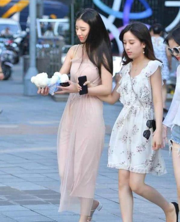  『气质』街拍：小姐姐身穿斜肩衬衫裙，脚踩尖头的高跟鞋，走起路来气质十足