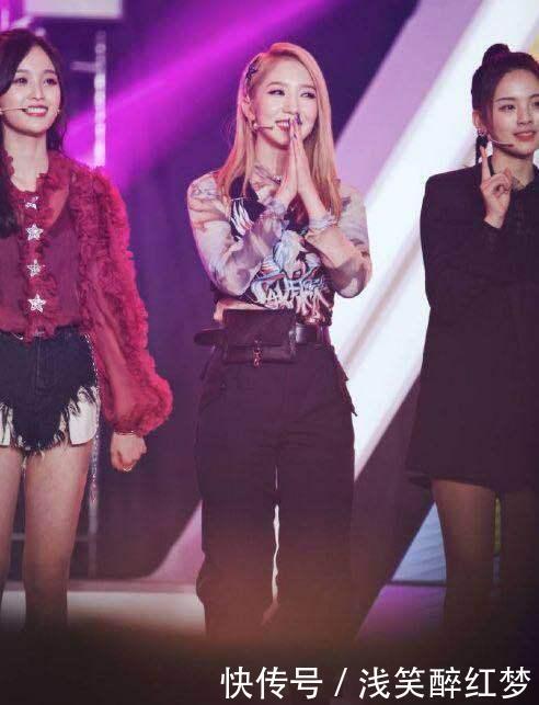 当164孟美岐和168杨超越同台演出, 网友: 大长腿和锥子腿的差距!