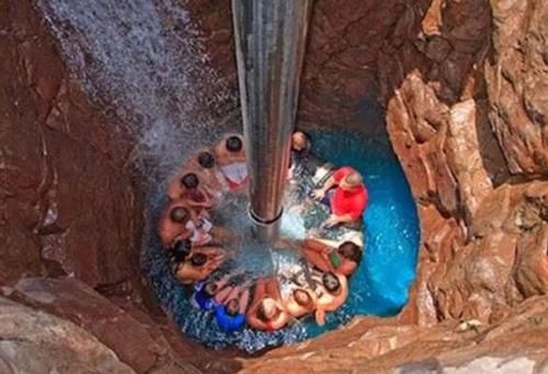 全世界最神奇的泳池，人们穿着衣服进去，游一圈出来衣服还是干的