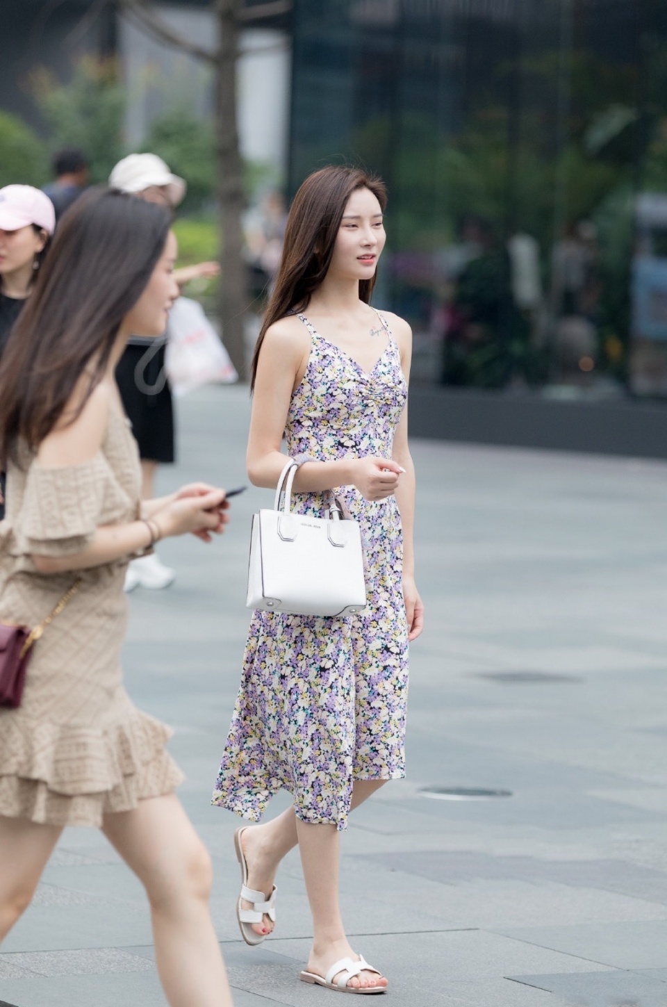  尽显：吊带裙怎么穿？时尚达人吊带裙穿搭分享，尽显女人味，美的很高级