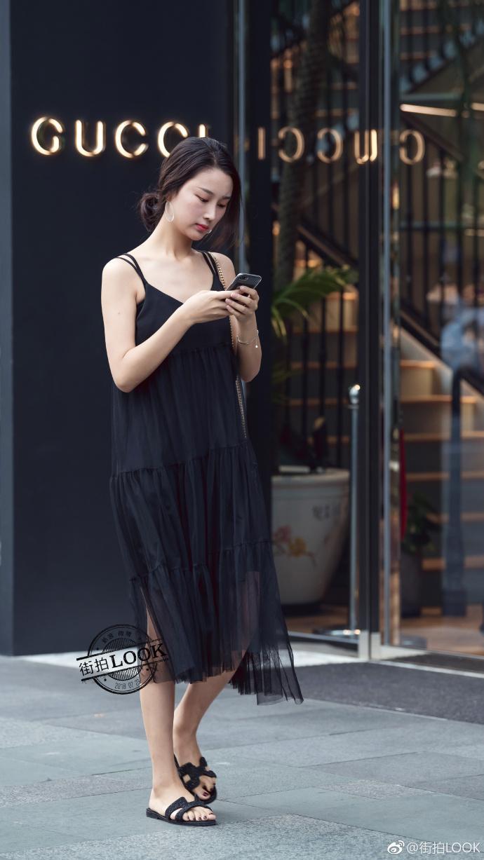 街拍：美女T恤加牛仔裤少女感爆棚！网友：身材比例真好！