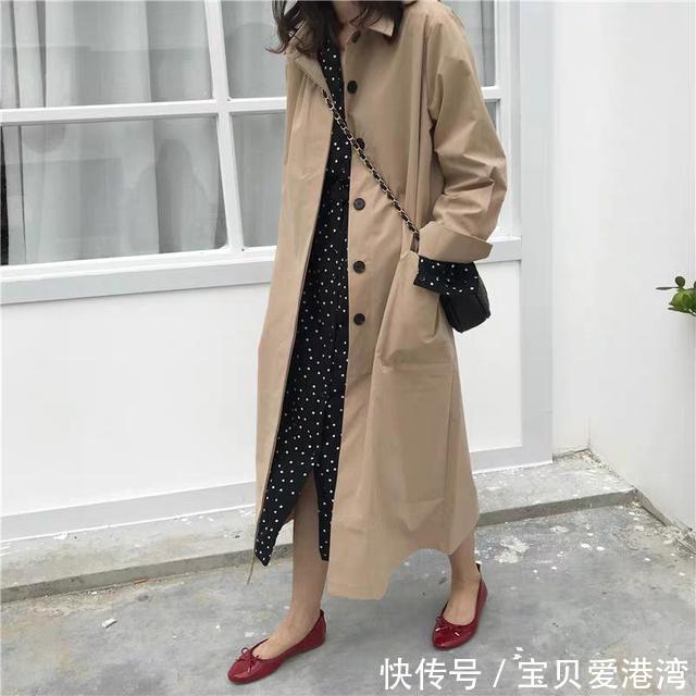  『很火』最近很火的一种穿法，叫“脚踝外套+潮鞋”，时髦又显高挑！
