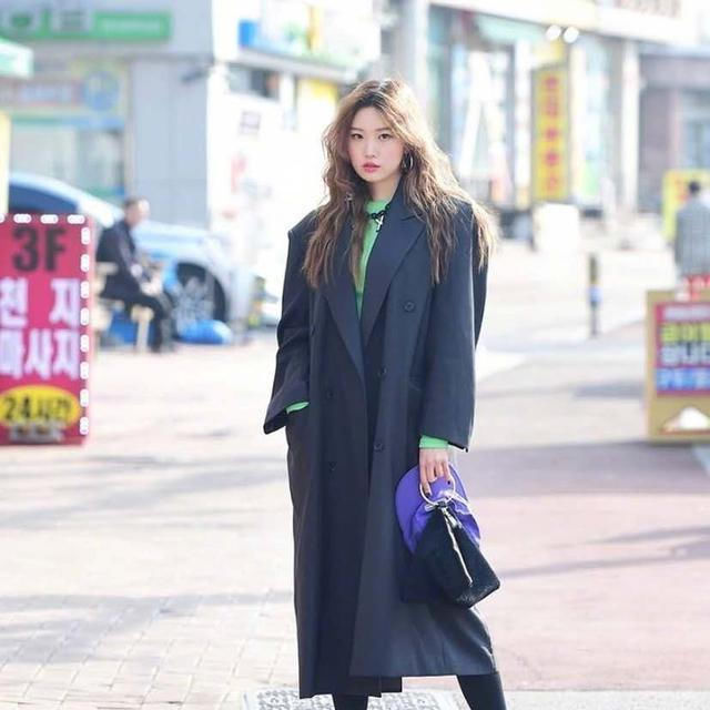  #漂亮#路人街拍:小姐姐长得漂亮又时髦,好衣品造就好气质!