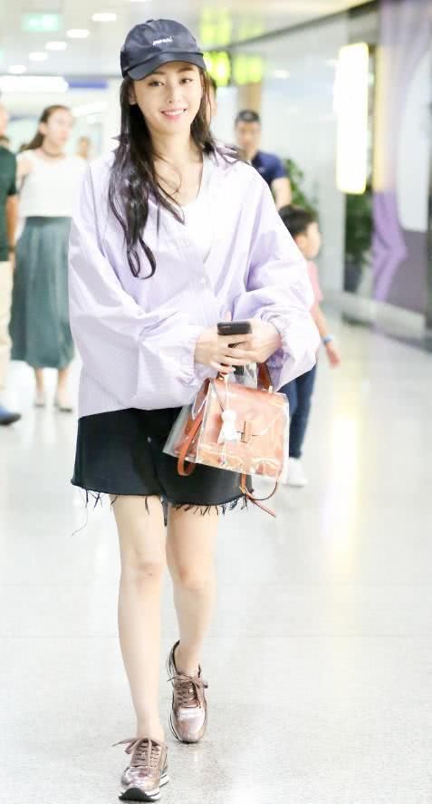 张天爱竟在小包外面裹一件“外套”, 莫不是装了什么宝贝？