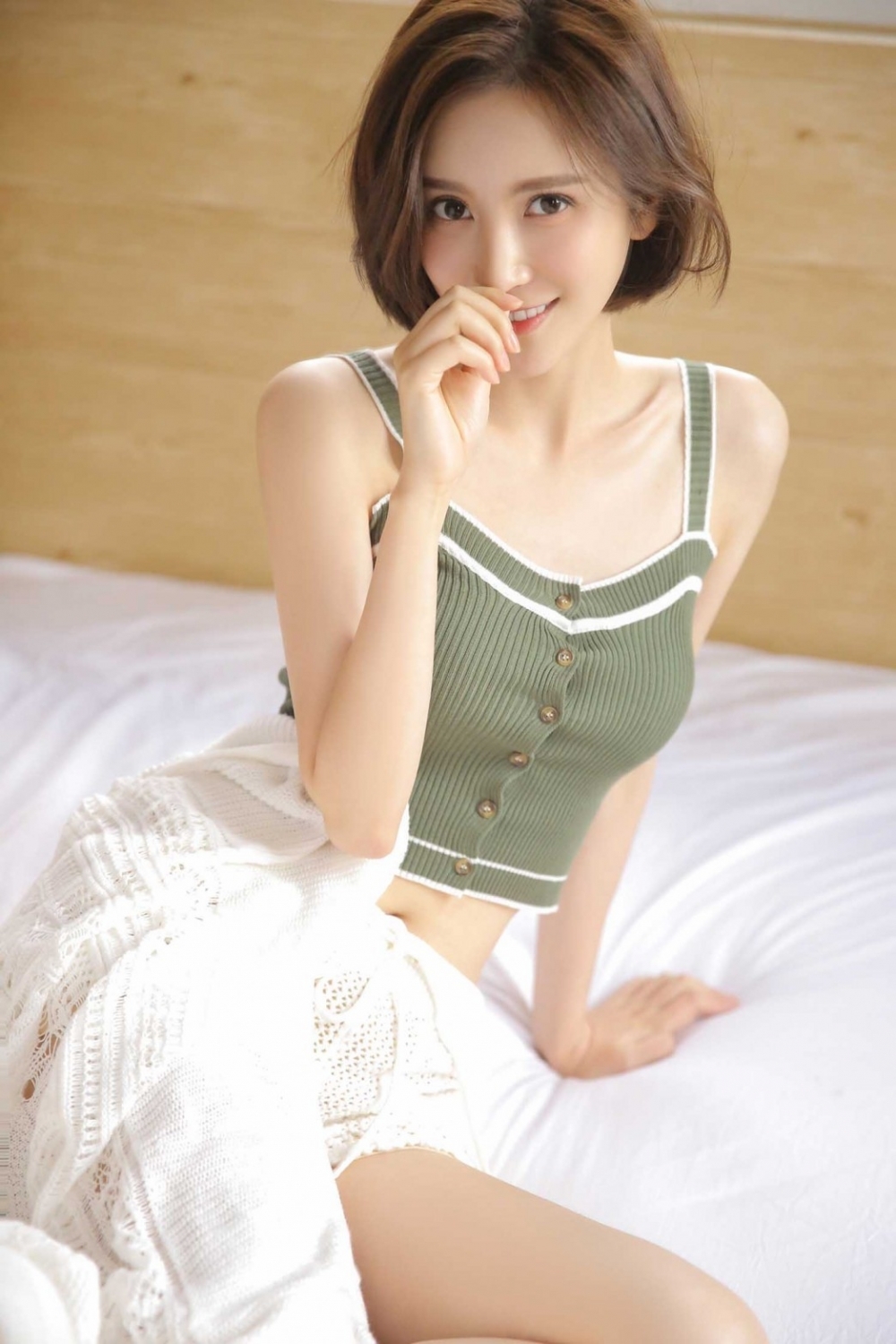 高颜值美女蕾丝美腿短裙慵懒床上写真