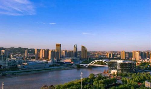 这里的牛肉面名满中国，还是我国最长的城市，东西长达100公里