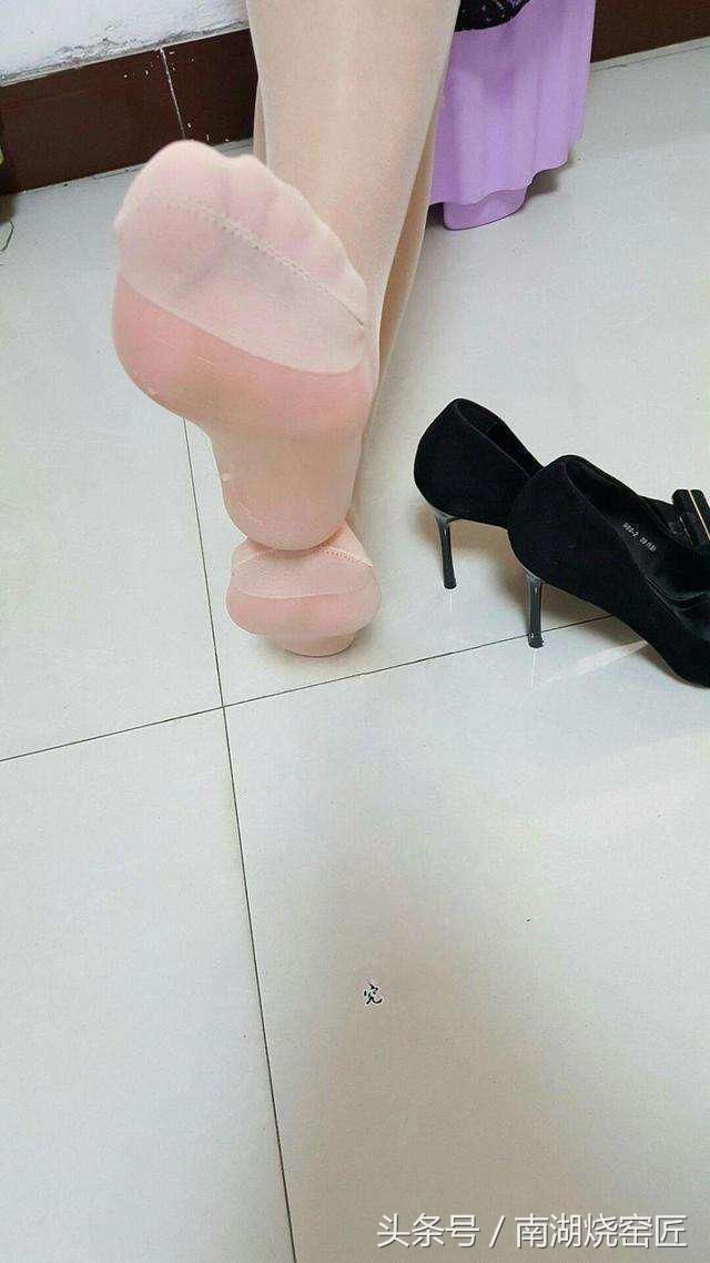 超薄肉丝搭配黑色高跟鞋，秀出白皙双腿的女生最有魅力