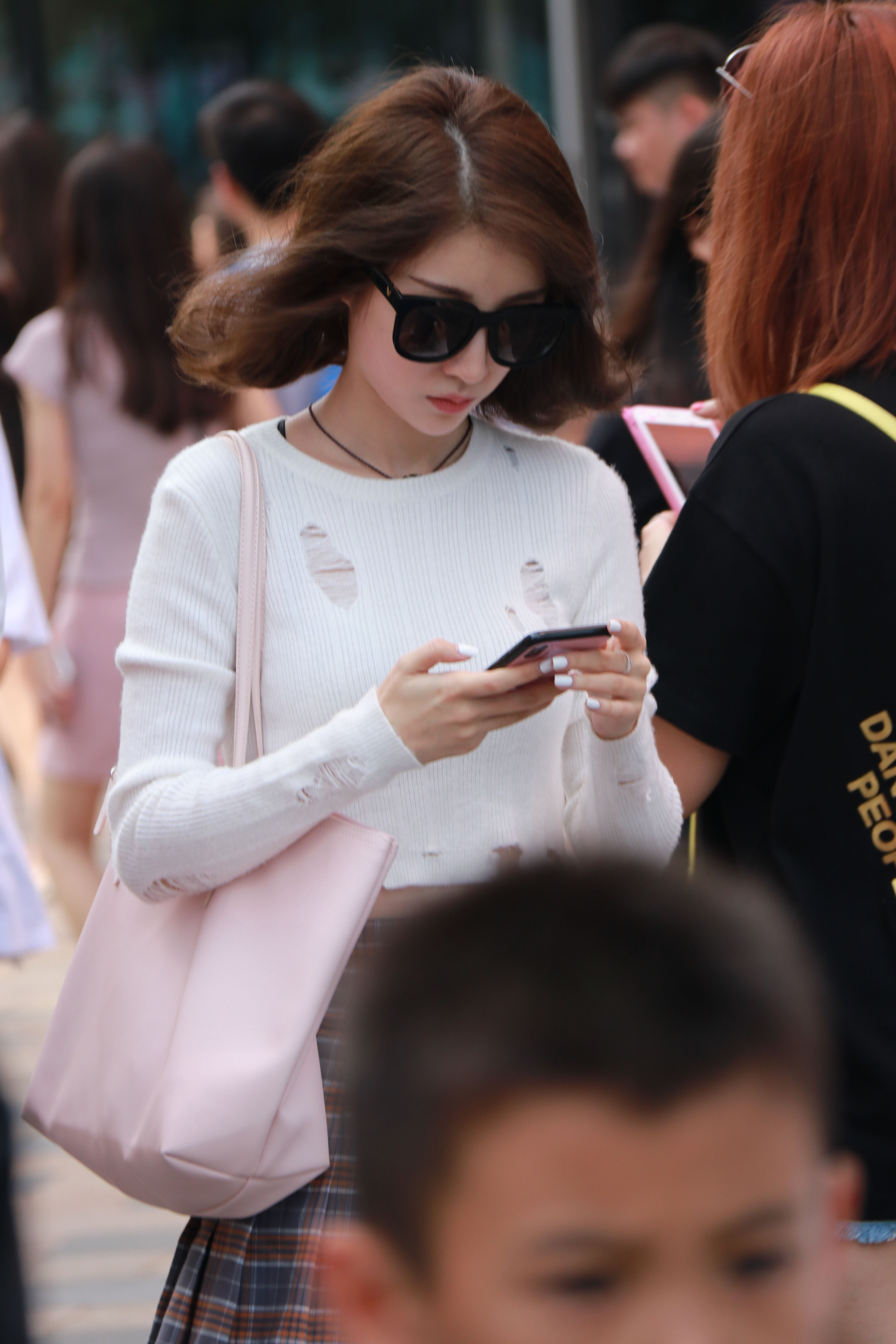 街拍路人，这个夏日怎么能少得了一副好看的太阳镜呢?