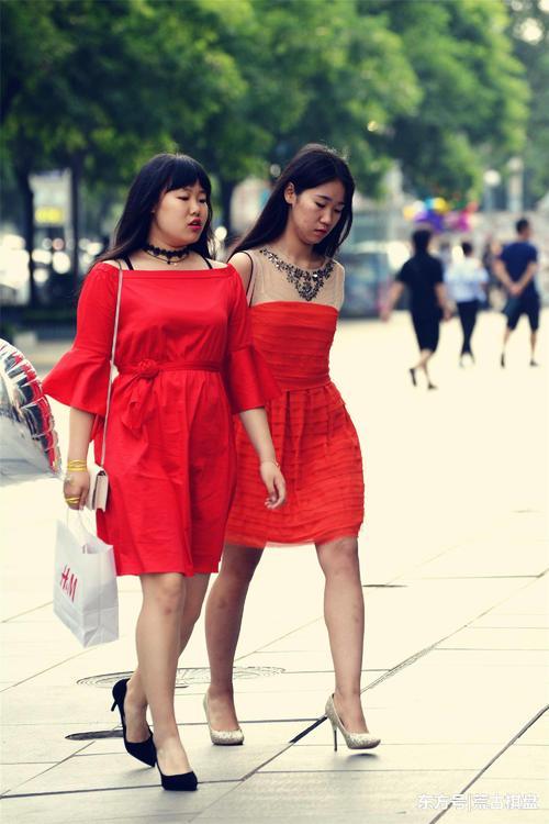 一对身材不同的闺蜜，她们穿着红裙，却搭配不一样的尖头细高跟鞋