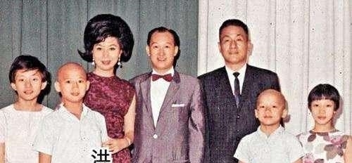 #家喻户晓#七小福现状:洪金宝老了,成龙元华不再年轻,而62岁的他仍像30岁