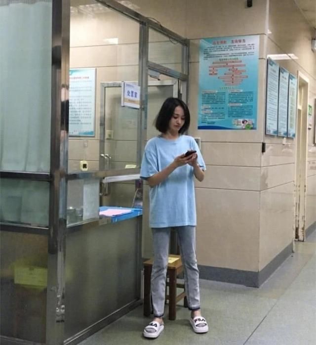 郑爽的剧照来了，感觉没有变胖，穿着拖鞋拍戏太任性！