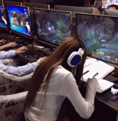 妹子，这裙子也太短了吧，还穿高跟鞋，这下崴脚了，内衣都出来了