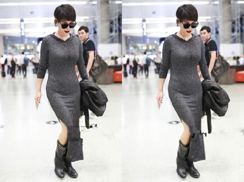 46岁宁静这一身太紧了吧，灰色连衣裙霸气现机场，网友：小11岁男