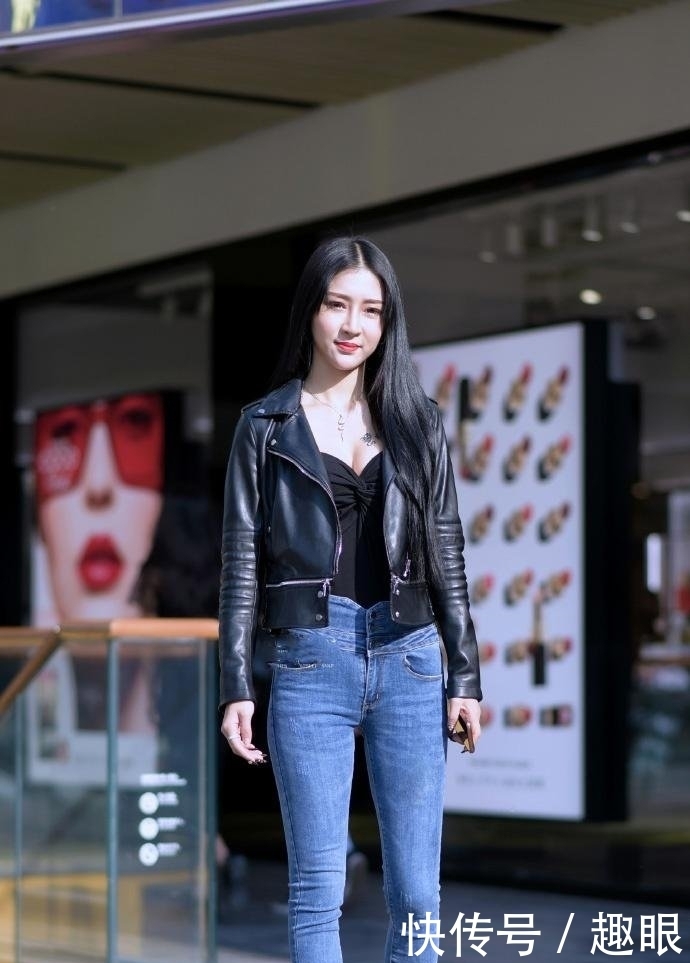  『优美』街拍紧身牛仔裤小姐姐，穿出优美曲线