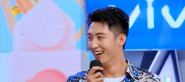 #快本#关晓彤《快本》秀恩爱，表示我有喜欢的人了，何炅笑的面部狰狞