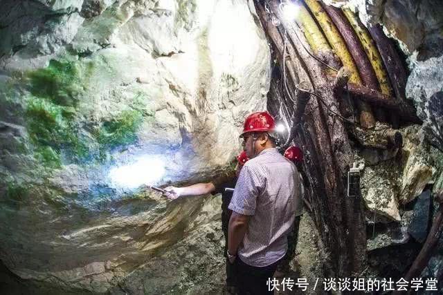 曾经600吨的玉石王，如今却无人问津，只有一人一狗看守