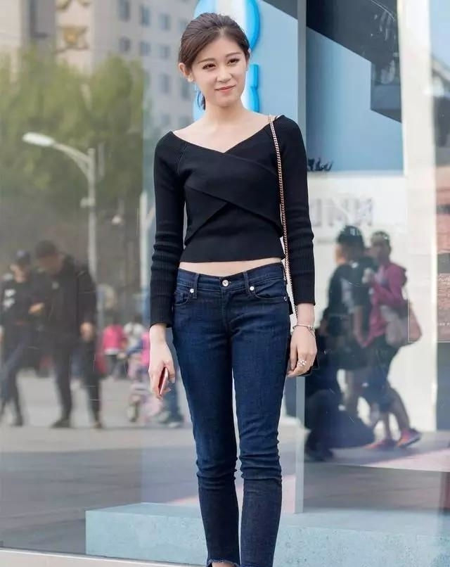  「小姐姐」路人街拍,小姐姐身穿白色露脐装,散发出优雅的女人味