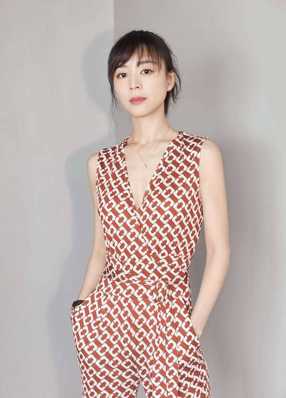 程晓玥撞衫张静初不输气质和身材，唯独输在头上!网友:该染发了