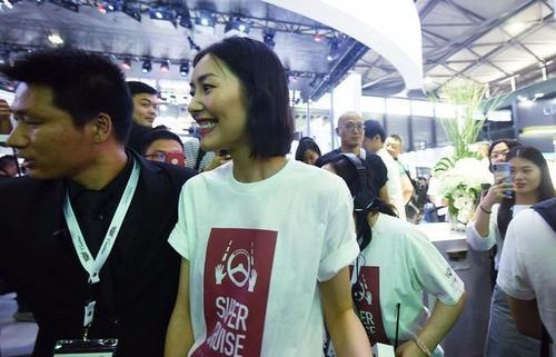 刘雯素颜被拍，网友：这和化妆没差别啊！