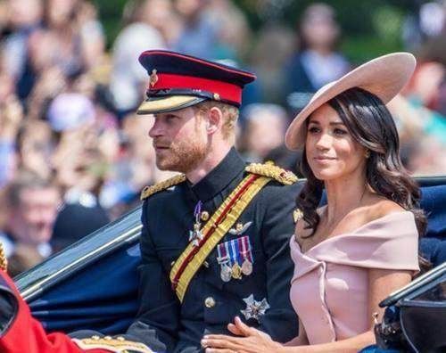 王妃露肩装大比拼:戴安娜很梦幻，凯特尽显气质，梅根太迷人!