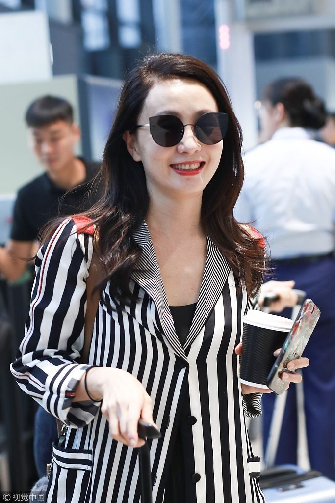 陶虹穿条纹长褂走路带风霸气十足 举咖啡迈步悠闲赶路笑意盈盈