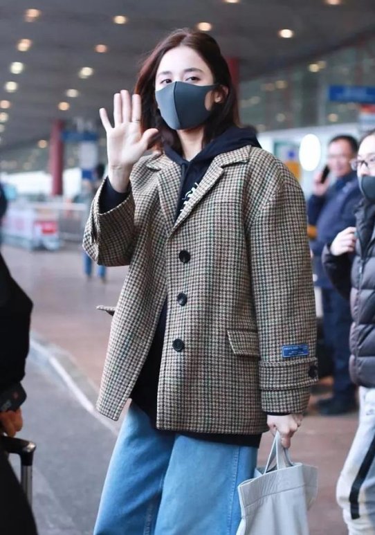 古力娜扎心真大172活活穿成150，露纹身有啥用，网友:学郑爽呢