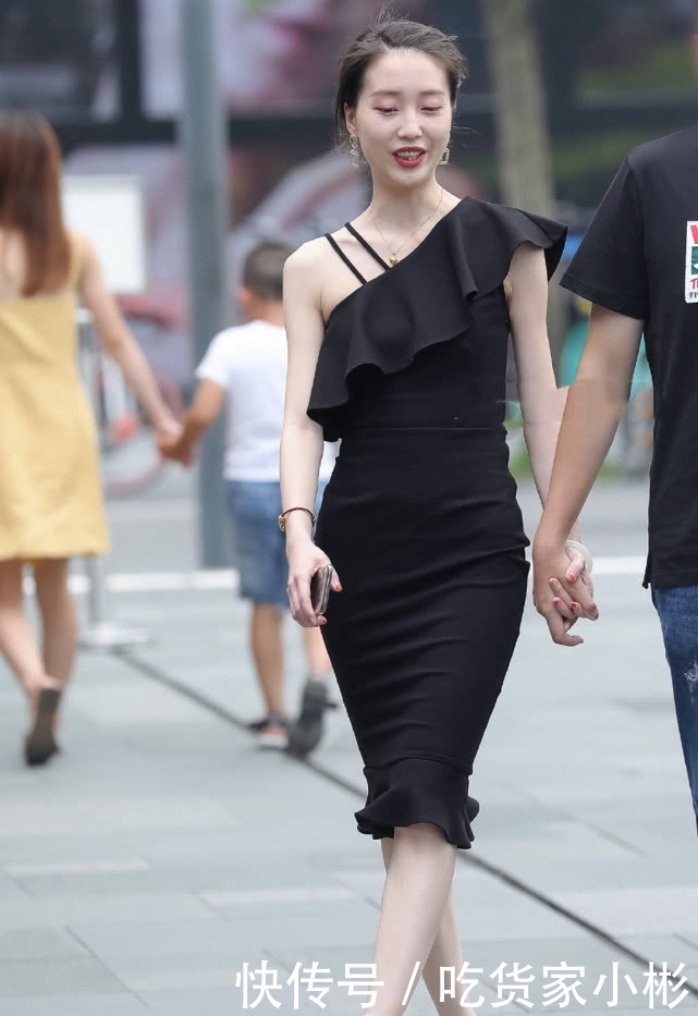 「独特的设计很容易让」街拍:斜肩是时尚圈大热的单品,时尚达人穿着它的出镜率特别高