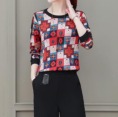 立秋了说冷就冷，聪明女人不买阔腿裤，穿这秋季套装，美翻了