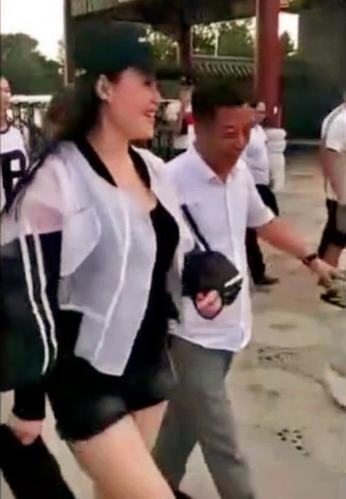 关婷娜有多美？路人近拍她穿短裤的样子，网友：赵本山真有眼光
