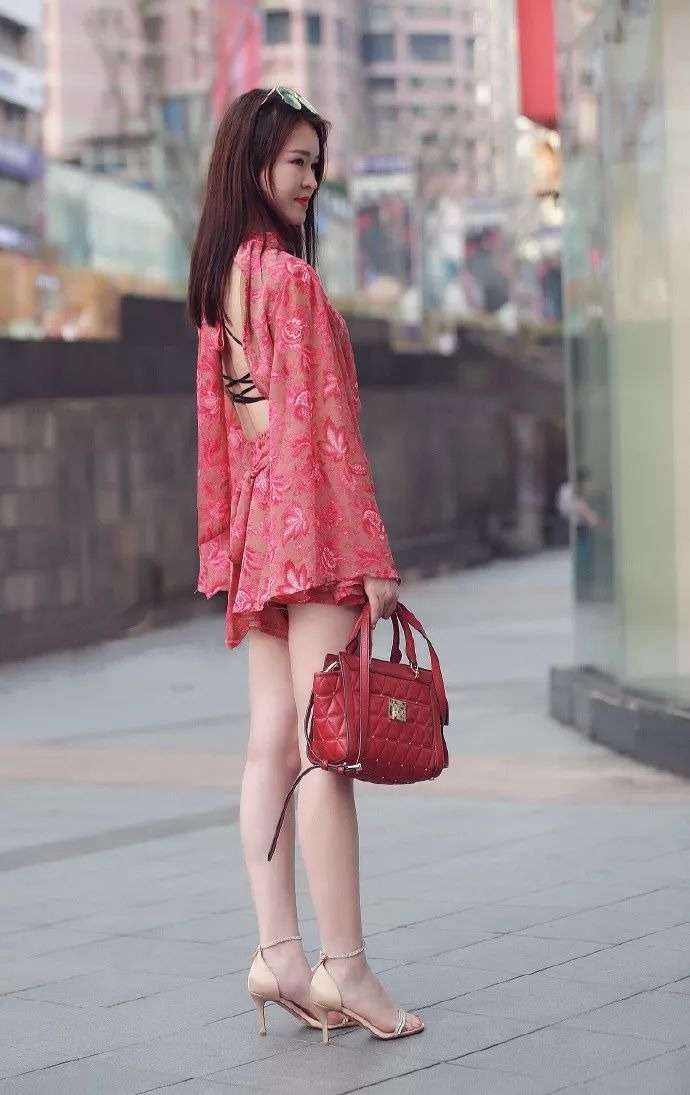  小美女|街拍：完美身材的小美女，曼妙有致的身姿，真漂亮