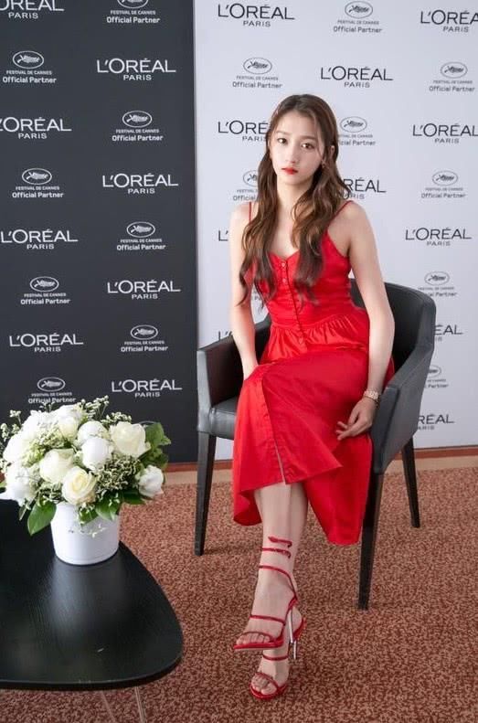 关晓彤这双鞋太猛了，在脚上缠了5个圈，一般人还真的驾驭不了