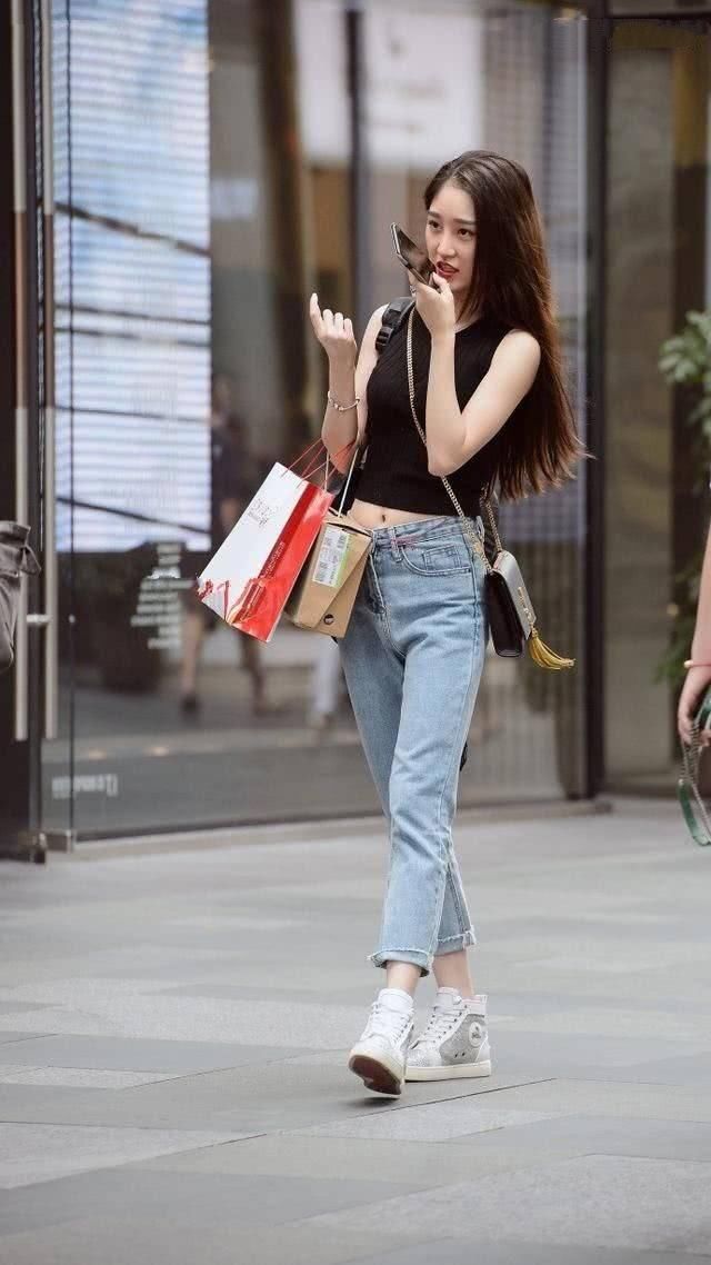 街拍：身材对于一个女人来说，真的很重要。