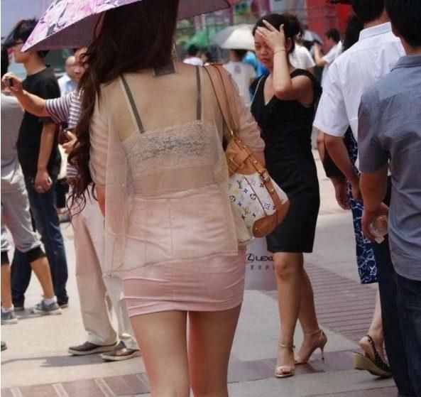 时尚辣妈穿薄纱裙子出门, 这样穿出去逛街需要多大的勇气啊？
