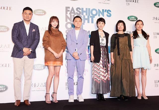 海清出席活动亮点满满，黑西装和领口的镂空，都没这条印花裙抢镜